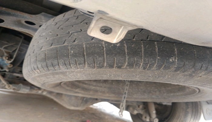 2013 Toyota Innova 2.5 GX 8 STR, Diesel, Manual, 2,50,762 km, tyre