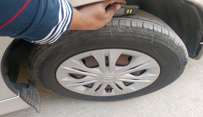 2013 Toyota Innova 2.5 GX 8 STR, Diesel, Manual, 2,50,762 km, tyre