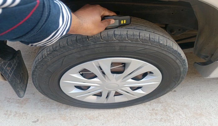 2013 Toyota Innova 2.5 GX 8 STR, Diesel, Manual, 2,50,762 km, tyre