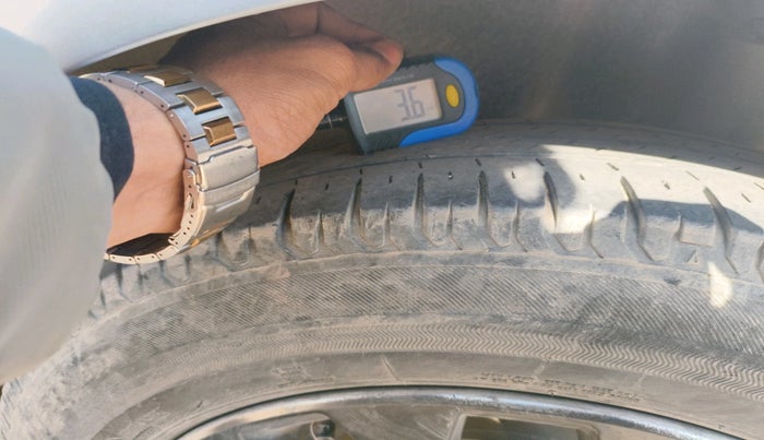 2015 Skoda Rapid AMBITION 1.6 MPI MT, Petrol, Manual, 1,04,778 km, tyre