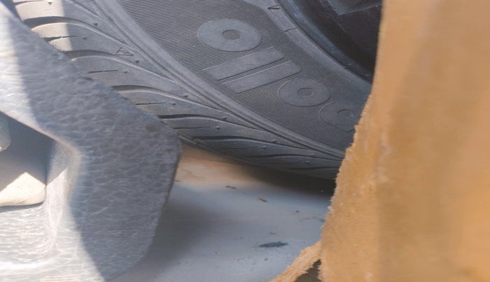 2015 Skoda Rapid AMBITION 1.6 MPI MT, Petrol, Manual, 1,04,778 km, tyre