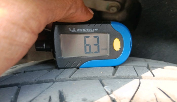 2022 KIA CARENS LUXURY 1.4 PETROL 7 STR, Petrol, Manual, 77,837 km, tyre