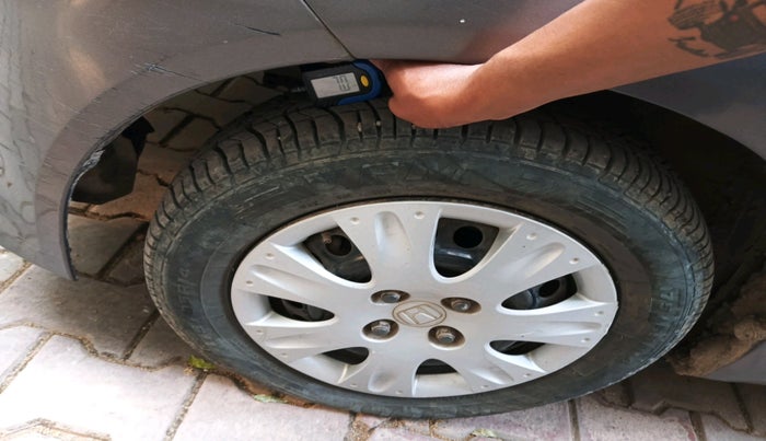 2012 Honda Brio S MT, Petrol, Manual, 1,29,449 km, tyre