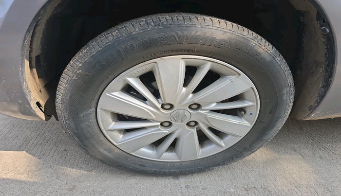 2015 Maruti Swift ZXI, Petrol, Manual, 1,00,447 km, tyre