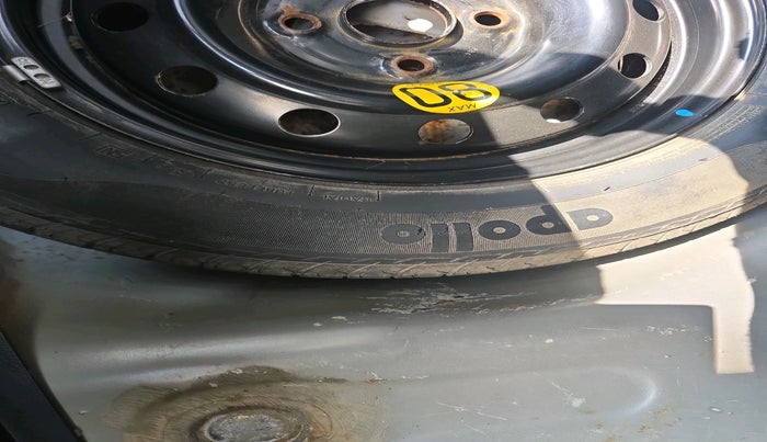 2015 Maruti Swift ZXI, Petrol, Manual, 1,00,447 km, tyre