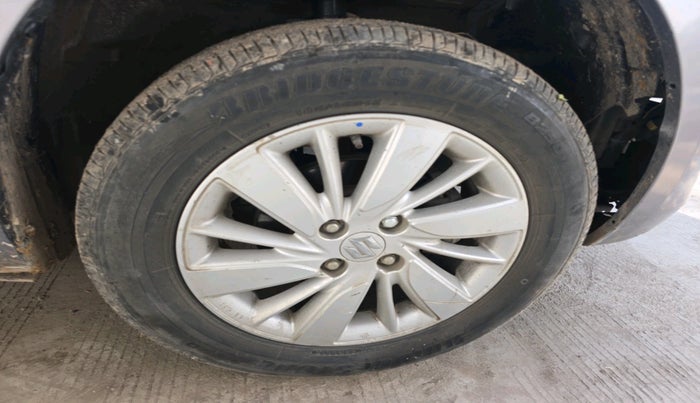 2015 Maruti Swift ZXI, Petrol, Manual, 1,00,447 km, tyre