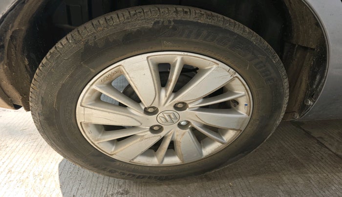 2015 Maruti Swift ZXI, Petrol, Manual, 1,00,447 km, tyre