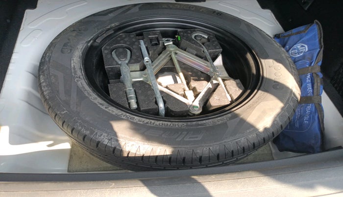 2021 MG ASTOR SHARP 1.5 MT, Petrol, Manual, 30,566 km, tyre