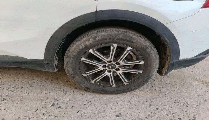 2021 Mahindra XUV700 AX 7 P AT 7 STR, Petrol, Automatic, 35,156 km, tyre