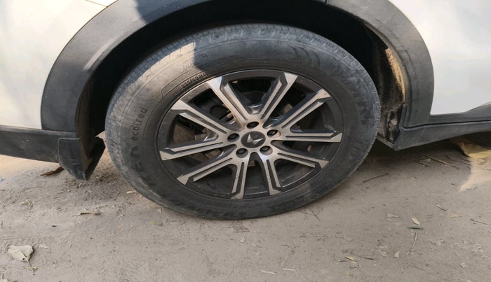 2021 Mahindra XUV700 AX 7 P AT 7 STR, Petrol, Automatic, 35,156 km, tyre