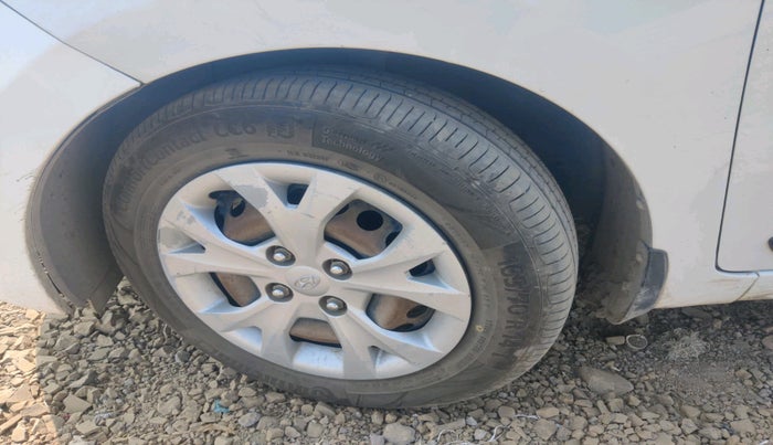 2016 Hyundai Grand i10 SPORTZ 1.2 KAPPA VTVT, CNG, Manual, 1,19,323 km, tyre