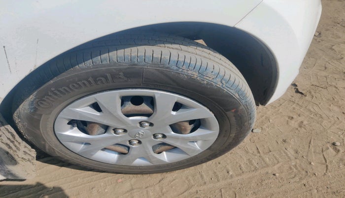 2016 Hyundai Grand i10 SPORTZ 1.2 KAPPA VTVT, CNG, Manual, 1,19,323 km, tyre