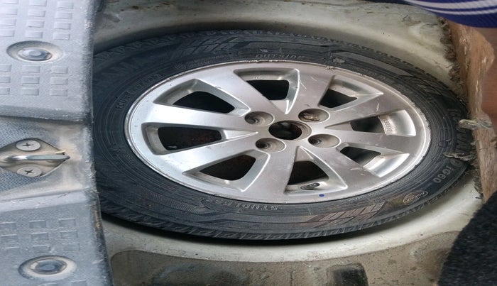 2011 Maruti Swift ZXI, Petrol, Manual, 1,14,819 km, tyre