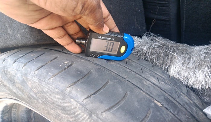 2015 Maruti Celerio VXI CNG, Petrol, Manual, 1,43,795 km, tyre