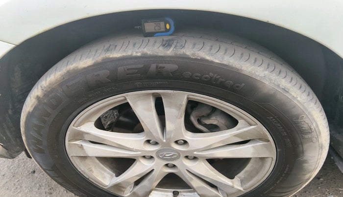 2011 Hyundai Santa Fe 2 WD, Diesel, Manual, 1,42,004 km, tyre