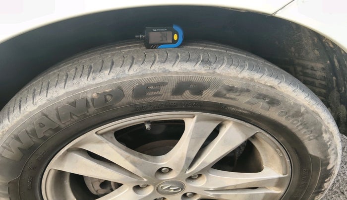 2011 Hyundai Santa Fe 2 WD, Diesel, Manual, 1,42,004 km, tyre