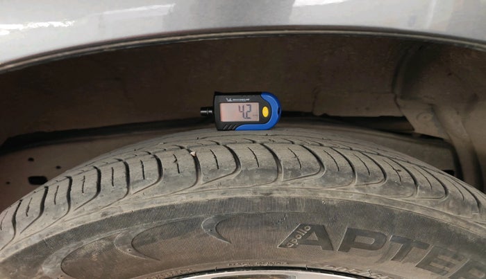 2022 Toyota Innova Crysta 2.7 VX 7 STR, Petrol, Manual, 40,813 km, tyre