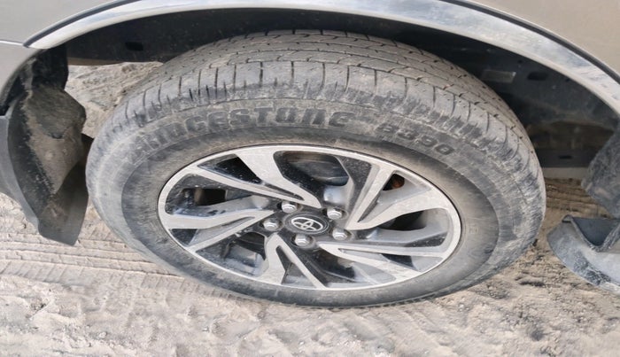 2022 Toyota Innova Crysta 2.4 VX 7 STR, Diesel, Manual, 54,135 km, tyre