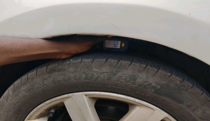 2011 Volkswagen Vento COMFORTLINE 1.6, Petrol, Manual, 95,604 km, tyre