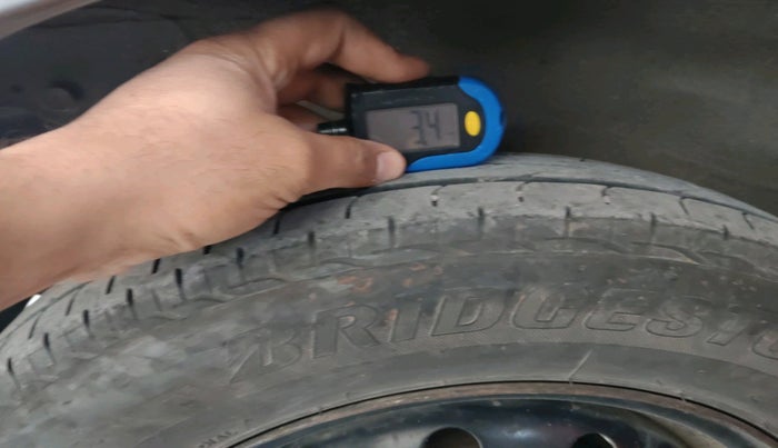 2011 Maruti Wagon R 1.0 LXI CNG, Petrol, Manual, 1,32,071 km, tyre