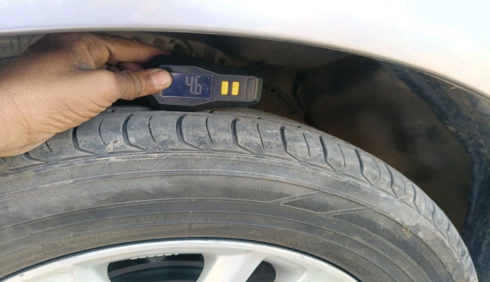 2018 Toyota Innova Crysta 2.4 GX 8 STR, Diesel, Manual, 1,65,053 km, tyre