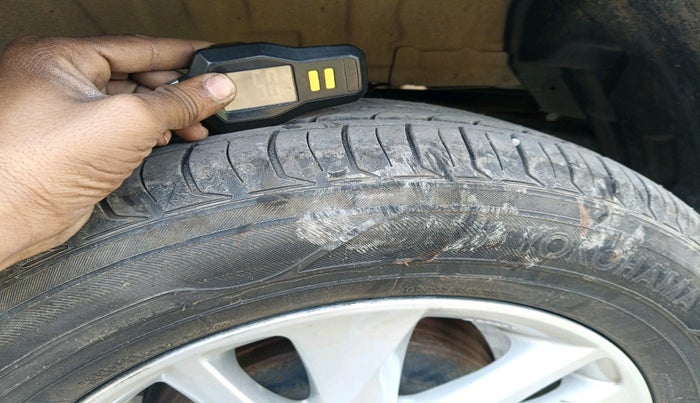 2018 Toyota Innova Crysta 2.4 GX 8 STR, Diesel, Manual, 1,65,053 km, tyre