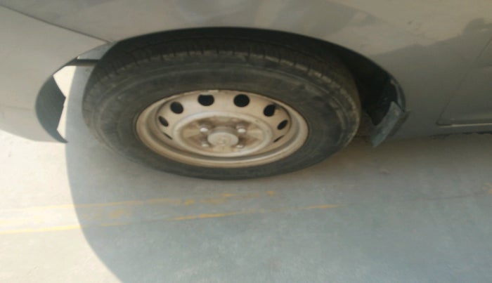 2013 Hyundai Eon ERA +, Petrol, Manual, 1,02,790 km, tyre