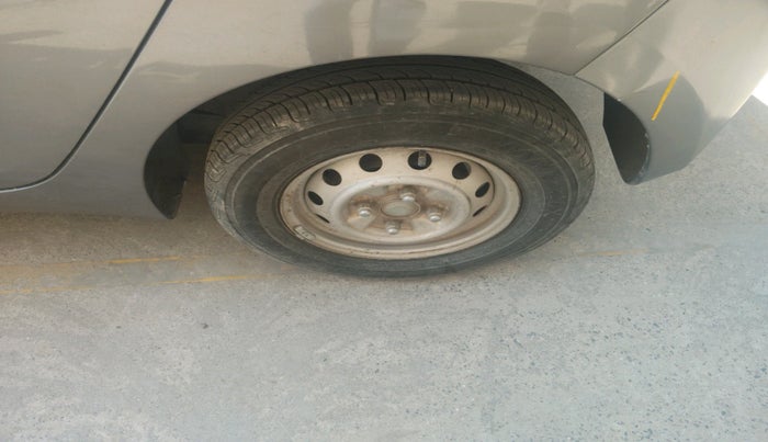 2013 Hyundai Eon ERA +, Petrol, Manual, 1,02,790 km, tyre