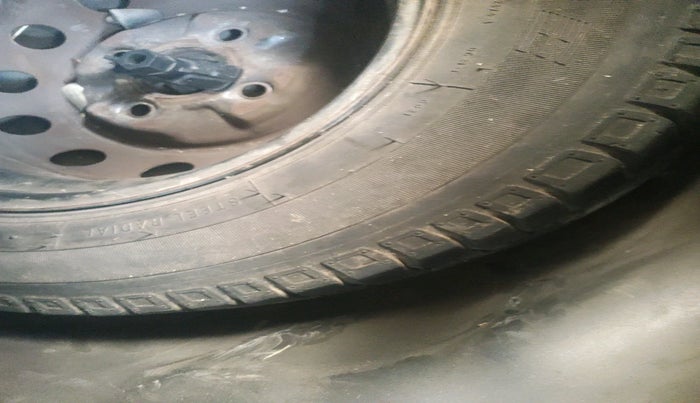 2013 Hyundai Eon ERA +, Petrol, Manual, 1,02,790 km, tyre