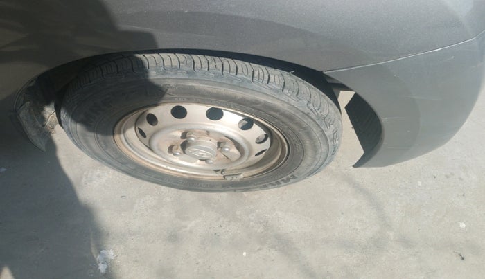 2013 Hyundai Eon ERA +, Petrol, Manual, 1,02,790 km, tyre