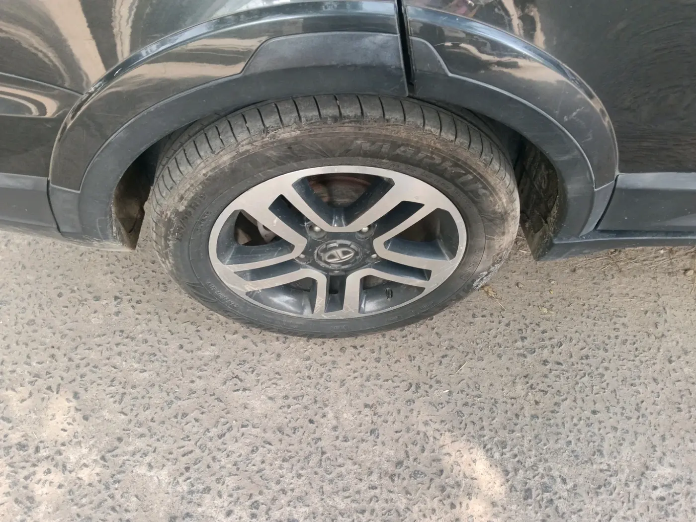 2018 Tata Hexa XT 4X2 7 STR, Diesel, Manual, 1,85,124 km, tyre