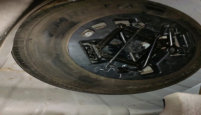 2012 Hyundai i10 ERA 1.1, Petrol, Manual, 1,00,994 km, tyre