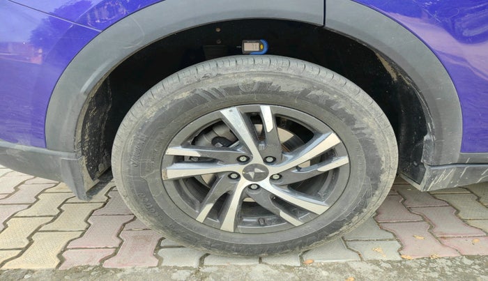 2022 Mahindra XUV700 AX 5 P MT 5 STR, Petrol, Manual, 14,200 km, tyre