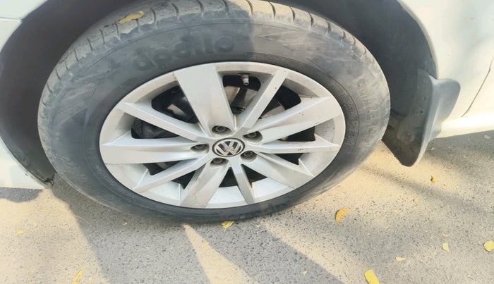 2015 Volkswagen Polo HIGHLINE1.5L, Diesel, Manual, 1,15,692 km, tyre