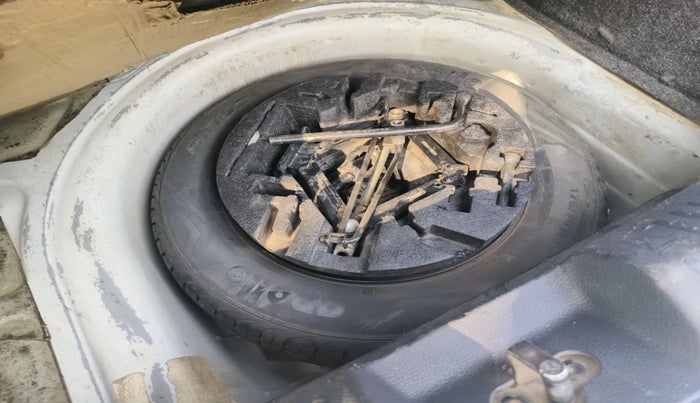 2015 Volkswagen Polo HIGHLINE1.5L, Diesel, Manual, 1,15,692 km, tyre