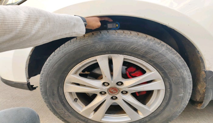 2013 Hyundai Santa Fe 4 WD AT, Diesel, Automatic, 1,06,838 km, tyre