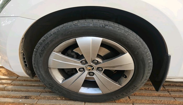 2017 Skoda Superb STYLE 1.8 TSI AT, Petrol, Automatic, 37,777 km, tyre