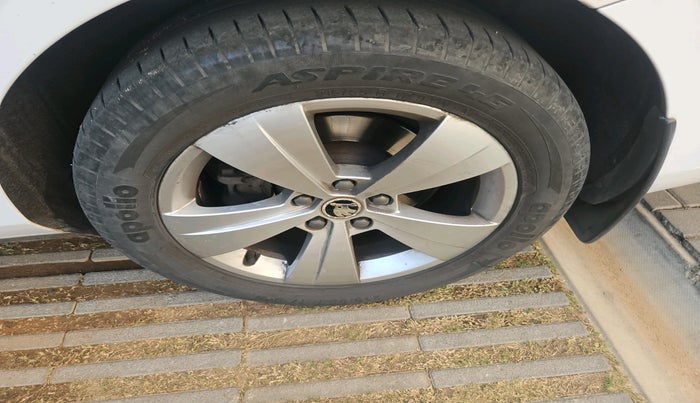 2017 Skoda Superb STYLE 1.8 TSI AT, Petrol, Automatic, 37,777 km, tyre