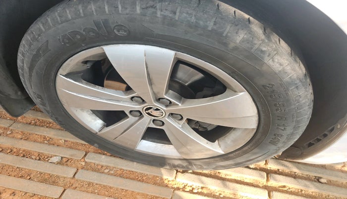 2017 Skoda Superb STYLE 1.8 TSI AT, Petrol, Automatic, 37,777 km, tyre