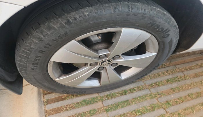 2017 Skoda Superb STYLE 1.8 TSI AT, Petrol, Automatic, 37,777 km, tyre