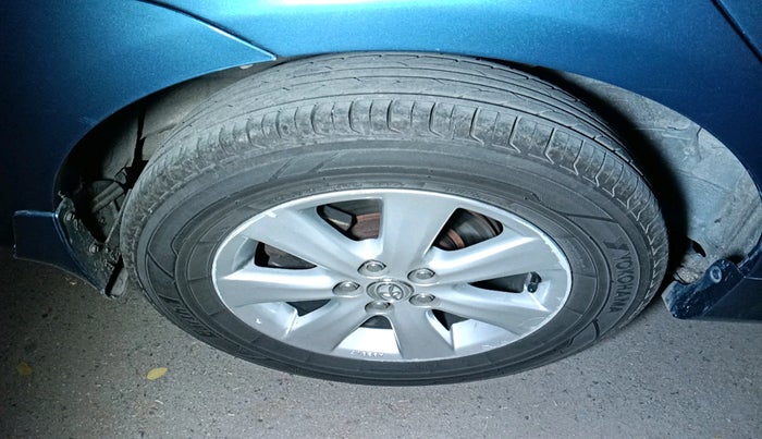 2013 Toyota Corolla Altis GL PETROL, Petrol, Manual, 1,83,823 km, tyre