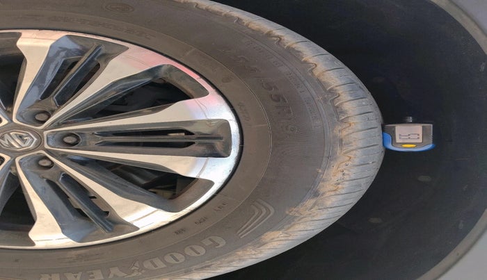 2020 MG GLOSTER SAVVY 6 STR 2.0 TWIN TURBO 4WD, Diesel, Automatic, 1,21,220 km, tyre