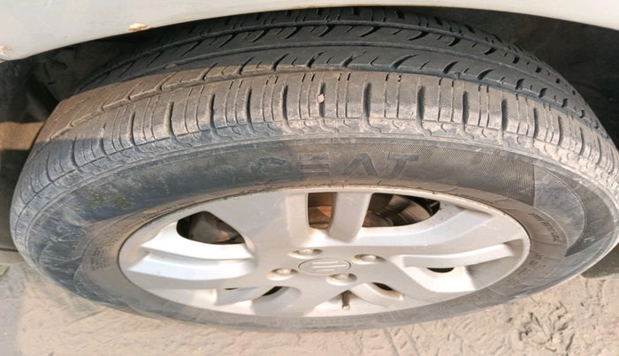 2014 Maruti Swift Dzire ZXI, Petrol, Manual, 66,813 km, tyre