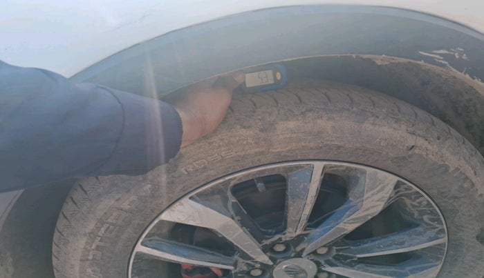 2022 Mahindra XUV300 W6 1.5 Sunroof Diesel, Diesel, Manual, 94,000 km, tyre