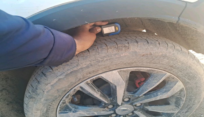 2022 Mahindra XUV300 W6 1.5 Sunroof Diesel, Diesel, Manual, 94,000 km, tyre