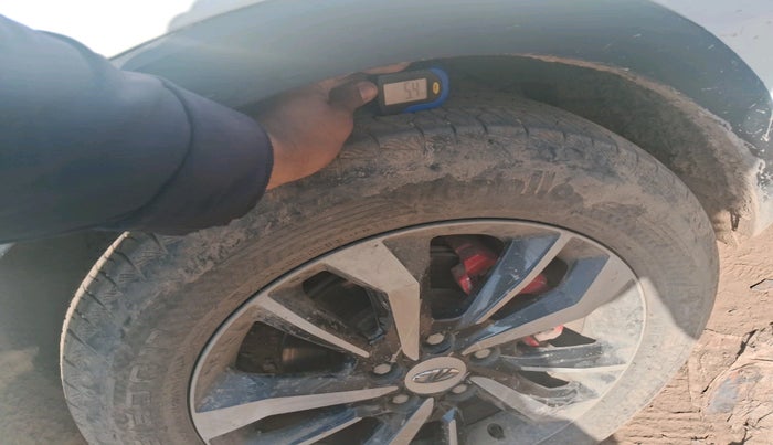 2022 Mahindra XUV300 W6 1.5 Sunroof Diesel, Diesel, Manual, 94,000 km, tyre