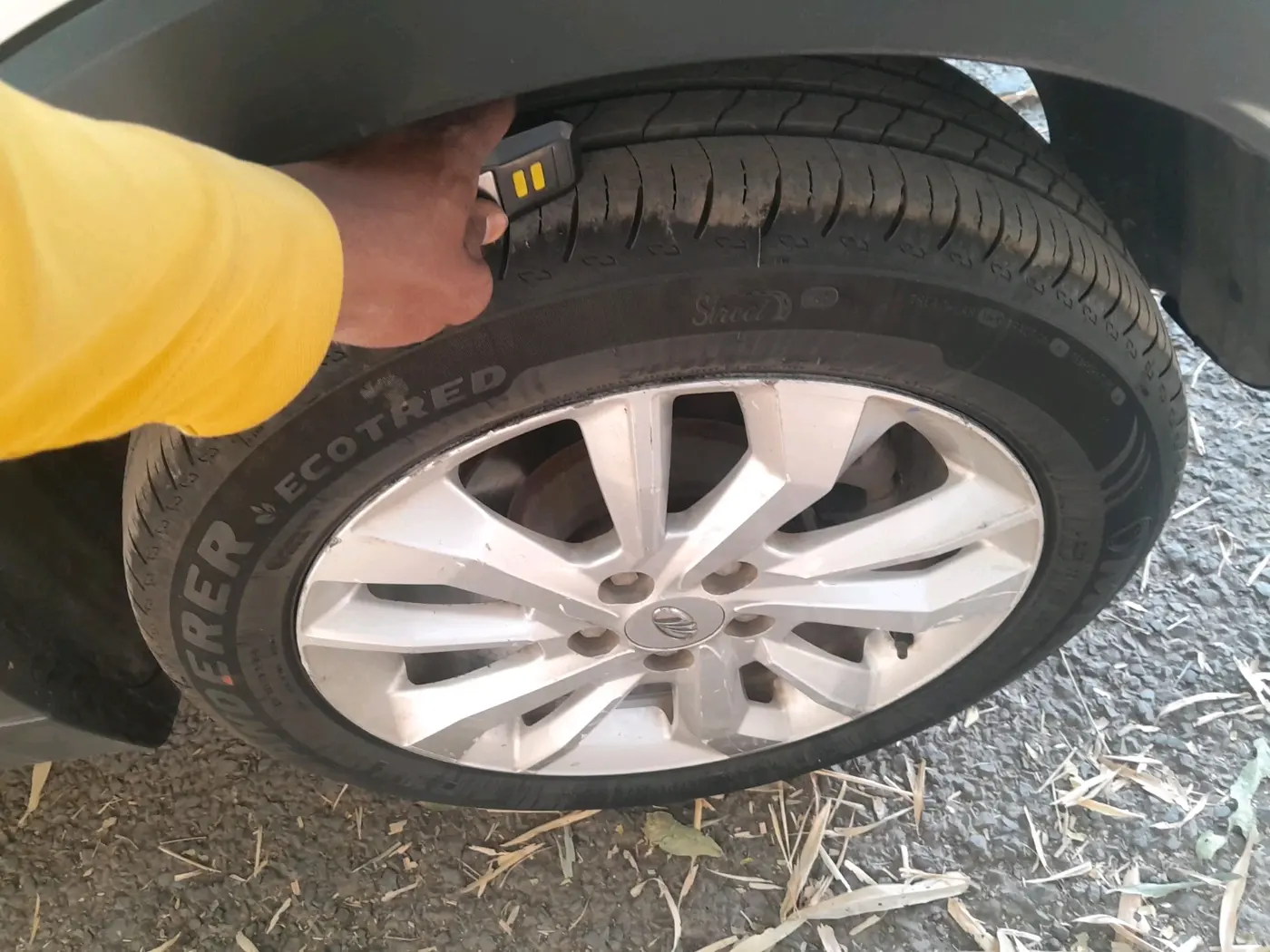2021 Mahindra XUV300 W8 1.2 PETROL, Petrol, Manual, 99,154 km, tyre