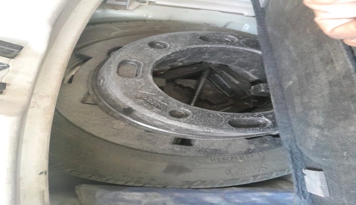 2021 Mahindra XUV300 W8 1.2 PETROL, Petrol, Manual, 99,154 km, tyre