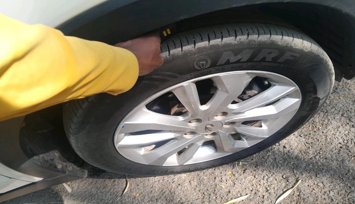 2021 Mahindra XUV300 W8 1.2 PETROL, Petrol, Manual, 99,154 km, tyre