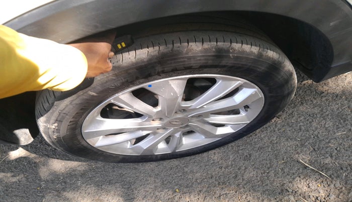 2021 Mahindra XUV300 W8 1.2 PETROL, Petrol, Manual, 99,154 km, tyre